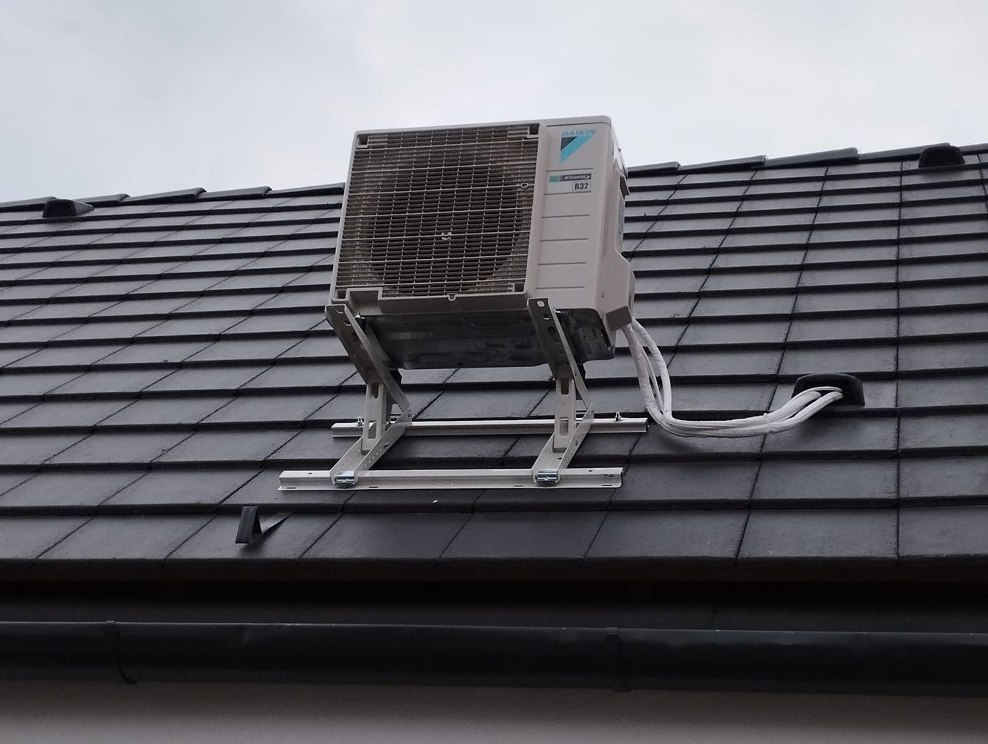 Daikin kültéri egység tetőkonzolon