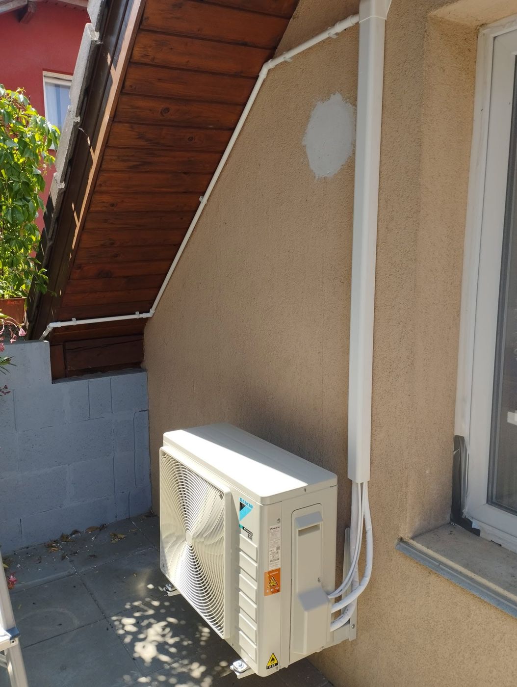 Daikin kültéri egység falon, rendezett csőtakaróval