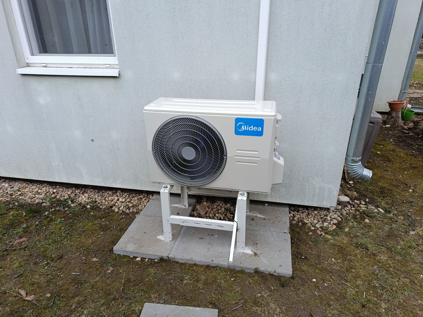 Midea kültéri egység állványon, járólapos alapon