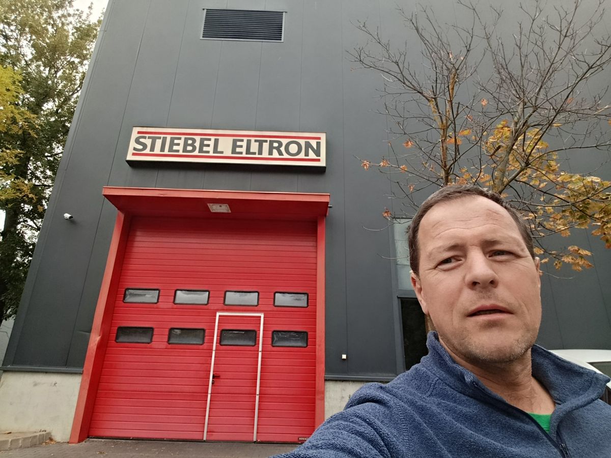 Ádány Ferenc a Stiebel Eltron épülete előtt